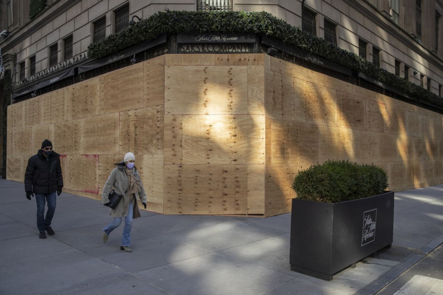 Các cửa hàng bán lẻ tại trung tâm New York che chắn bằng ván gỗ đề phòng biểu tình sau bầu cử