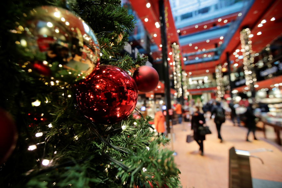Trang trí Giáng sinh tại một trung tâm thương mại ở Berlin, Đức ngày 23/12 trong bối cảnh quốc gia này phong tỏa vì đại dịch Covid-19