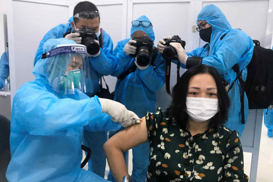 Hiện nay, Việt Nam cũng đang triển khai tiêm vaccine Covid-19