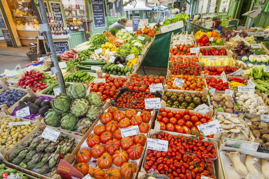 Những sọt rau củ quả giảm giá tại khu chợ Victualienmarkt, thành phố Munich, Đức
