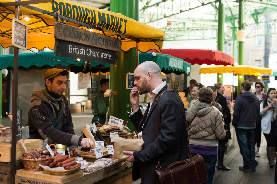 Chợ Borough bắt đầu hoạt động từ 2h sáng đến 8h tối hàng ngày vào tất cả các buổi trong tuần