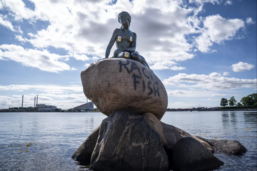 Bức tượng Nàng tiên cá và nhiều bức tượng khác tại Copenhagen đều bị vẽ bậy