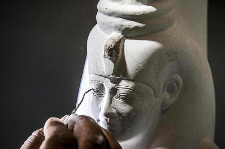 Kỹ thuật viên chế tác bản sao của một bức tượng cổ.
