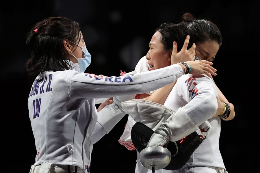 Tay đua người Hàn Quốc Kang Young-mi (phải) ăn mừng cùng đồng đội sau khi đánh bại Hoa Kỳ ở tứ kết môn kiếm ba cạnh.