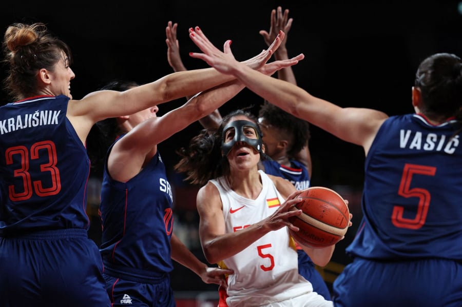 Trung vệ Cristina Ouviña (Tây Ban Nha) bị bao vây bởi các VĐV Serbia trong trận đấu bóng rổ vòng sơ loại.