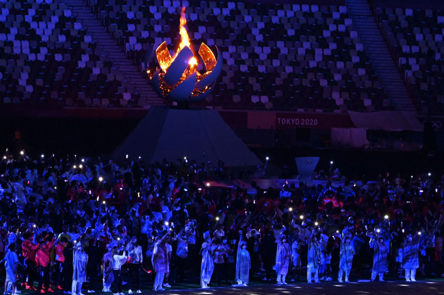 Đoàn vận động viên các nước bên cạnh ngọn đuốc Olympic Tokyo 2020. 