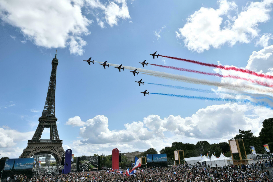 Quốc ca Pháp được cất lên. Sau đó là một video chào mừng Olympic ấn tượng của Pháp. Dưới chân tháp Eiffel, tại đại lộ Champs Elyssees, hàng nghìn người đã tập trung tại đây để chứng kiến lễ tiếp nhận lá cờ Olympic.