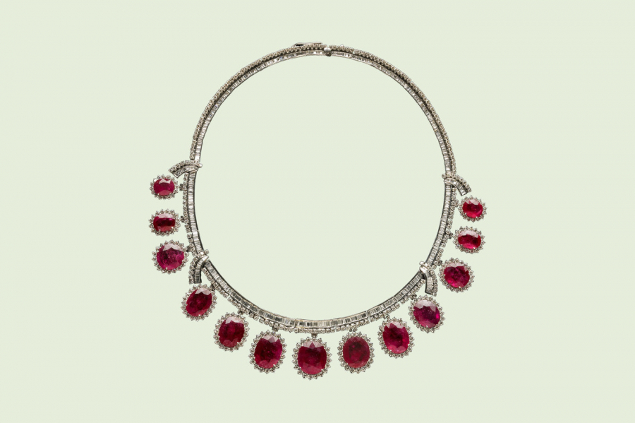 Chiếc vòng cổ lấp lánh có 13 viên ngọc ruby, nặng 90 carat.