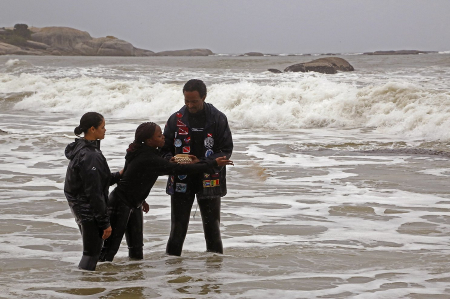 Các thợ lặn rải cát lấy từ Mozambique gần điểm phát hiện mảnh vỡ của tàu Sao Jose-Paquete de Africa. Ảnh: Getty Images