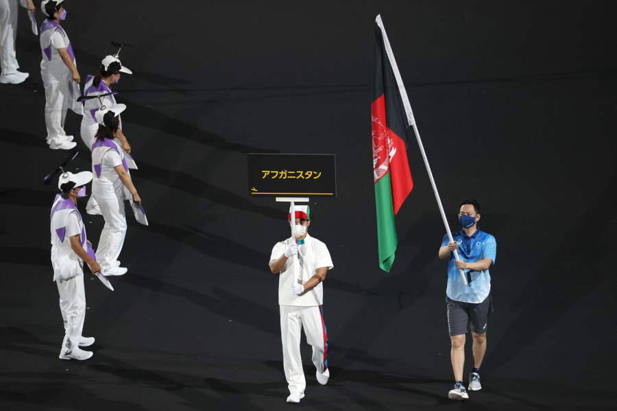 Quốc kỳ của Afghanistan được hai tình nguyện viên diễu hành như biểu tượng của 