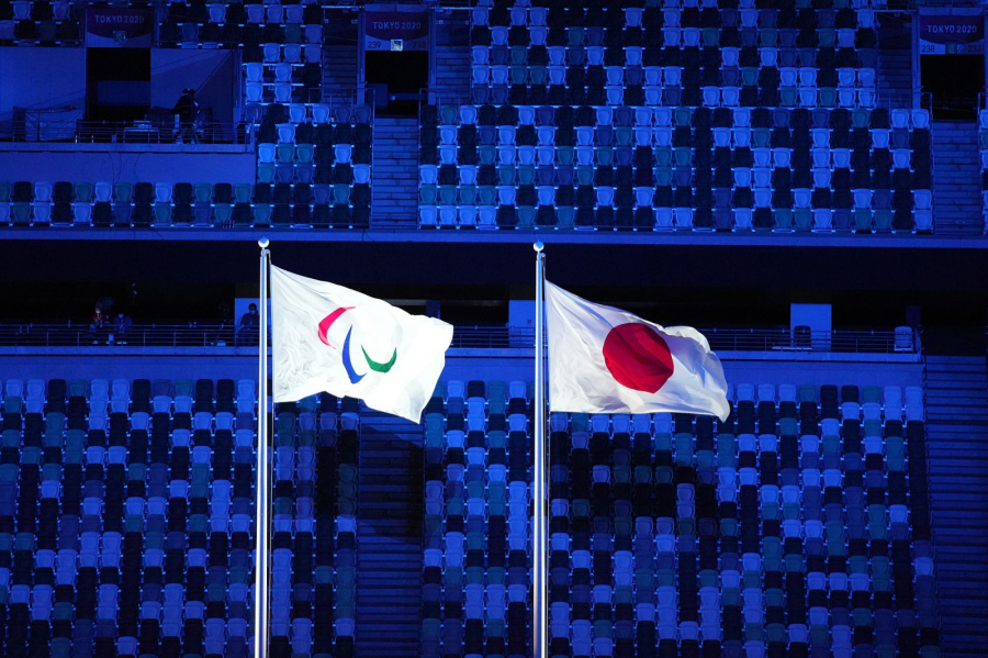 Cờ Nhật Bản và cờ Paralympic tung bay trong buổi lễ.