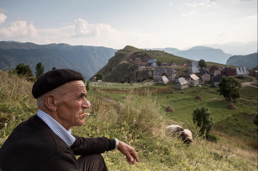 Lukomir là nơi sinh sống của 17 gia đình và truyền thống thời trung cổ. Trong ảnh là một người đàn ông đang nghỉ ngơi, hút thuốc lá ở khu vực bên ngoài làng.   (Ảnh của Ziyah Gafic)