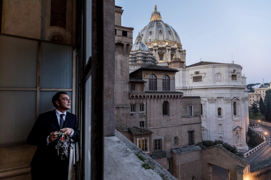 Giovanni Crea mở cửa sổ Bảo tàng Vatican vào sáng sớm trong ca làm việc 5:30 sáng. 