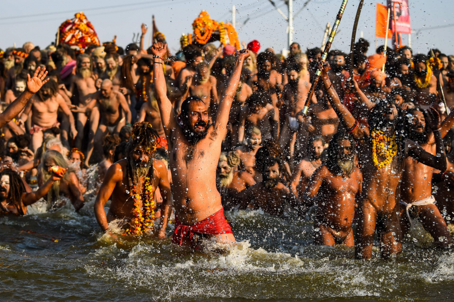Yogi Adityanath, lãnh đạo bang Uttar Pradesh,  là người chịu trách nhiệm giám sát lễ hội lớn này. Ông cho biết có khoảng 22,5 triệu người Ấn độ giáo đã xuống nước trong ngày đầu tiên của lễ Kumbh Mela.