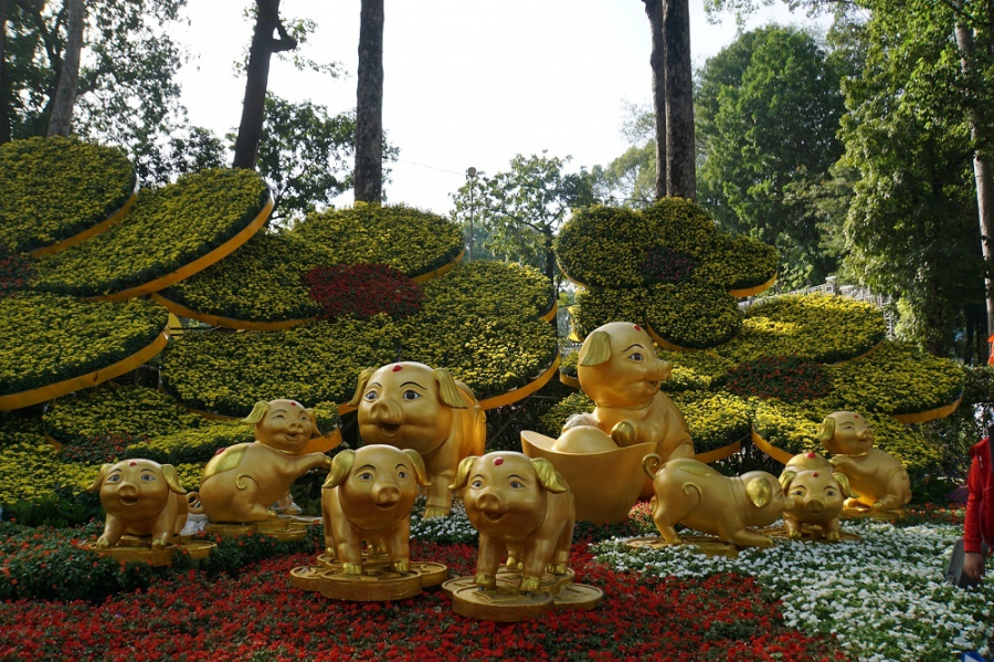 Gia đình heo vàng được trang trí bắt mắt ở khu vực cổng chính Hội hoa xuân Tao Đàn