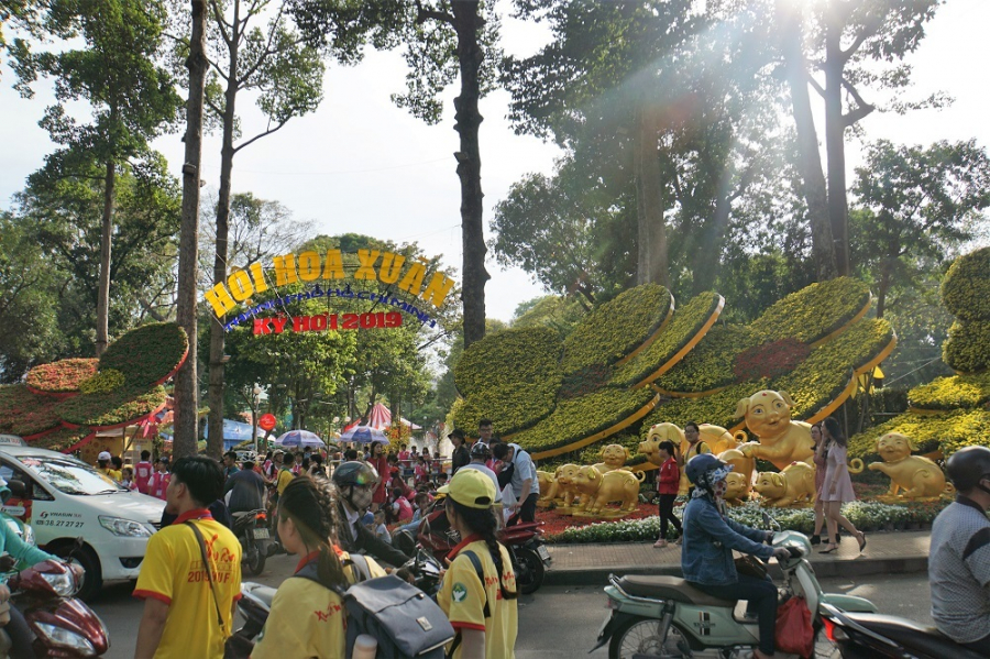 Khách đổ về công viên Tao Đàn để tham quan Hội hoa xuân Tết Kỷ Hợi 2019