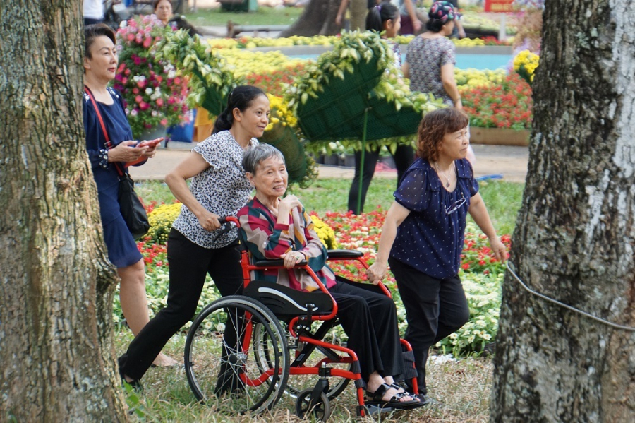 Cụ Sang (85 tuổi, ngụ Bình Thuận) được các con đưa đến Hội hoa xuân để tham quan, chụp hình