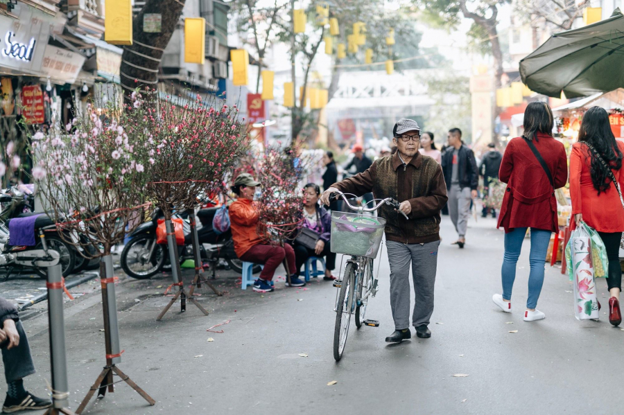 Cụ ông chậm rãi rảo quanh khu chợ hoa Hàng Lược - phiên chợ Tết lâu đời nhất Hà Nội.