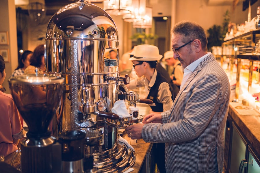 Espresso được pha chế từ chiếc máy Elektra làm nên hương vì khác biệt của cà phê trứng RuNam