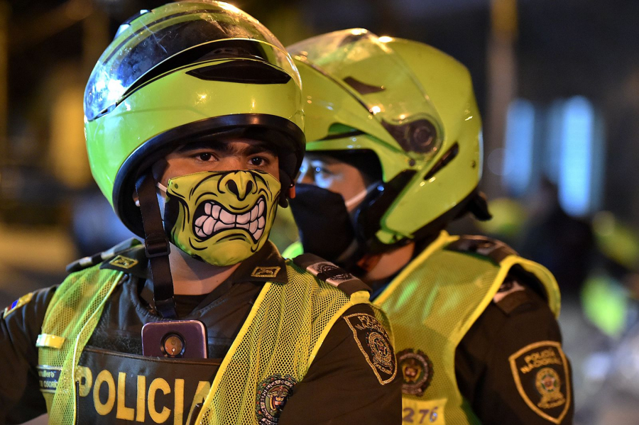 Khẩu trang của một cảnh sát ở Cali, Colombia. (Ảnh: Luis Robayo/AFP/Getty Images)
