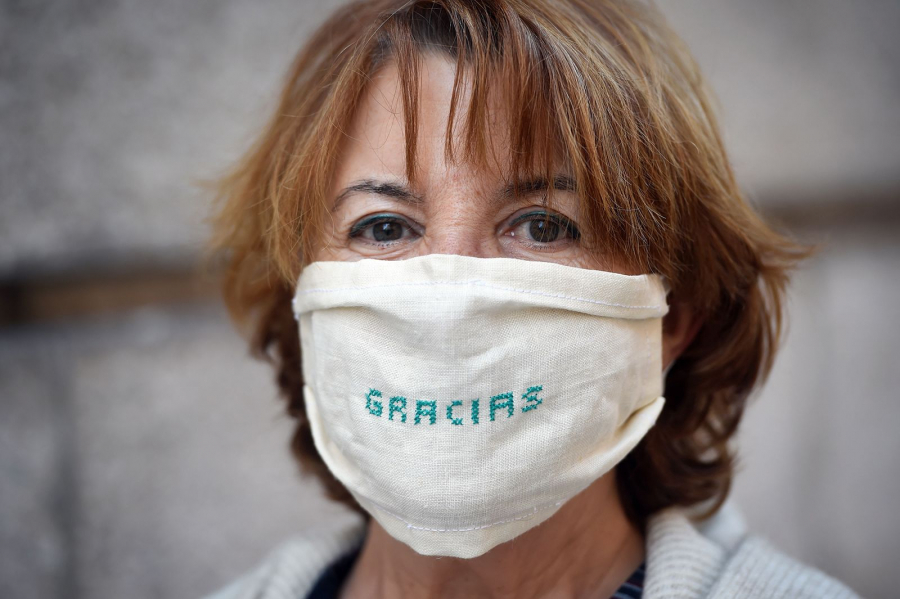 Một phụ nữ ở Coruna, Tây Ban Nha đeo chiếc khẩu trang có thêu chữ “Cảm ơn”. (Ảnh: Miguel Riopa/AFP/Getty Images)