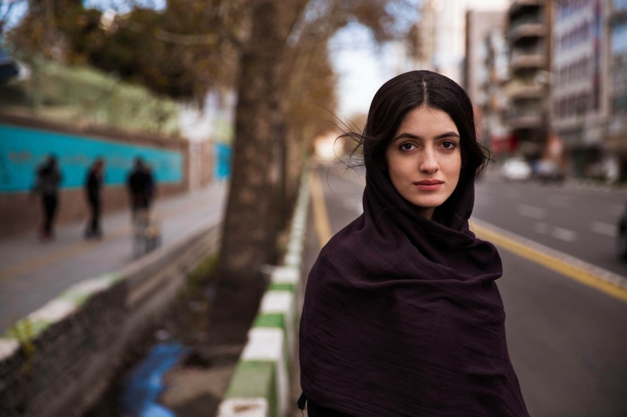 Cô gái tên Mahsa trên con phố ở Tehran, Iran bắt đầu học chụp ảnh vì sở thích, nhưng cô mong muốn nó trở thành nghề nghiệp của mình trong tương lai.