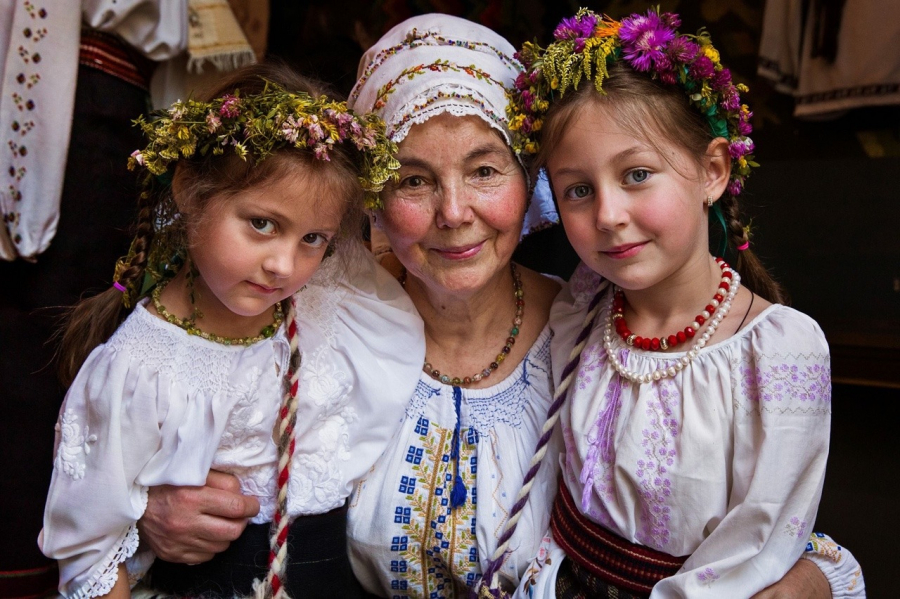 Ba bà cháu trong một lễ hội truyền thống ở Chisinau, Moldova.