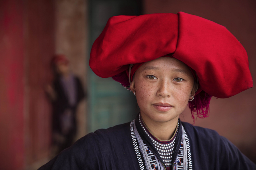 Ta Mai là người dân tộc Dao Đỏ, sống ở vùng Tây Bắc Việt Nam. Người phụ nữ ở đây chỉ đội một chiếc khăn xếp màu đỏ khi đã kết hôn. Đồng thời, họ cũng mặc những bộ quần áo thủ công đẹp đẽ mà phải mất cả tháng trời để dệt.