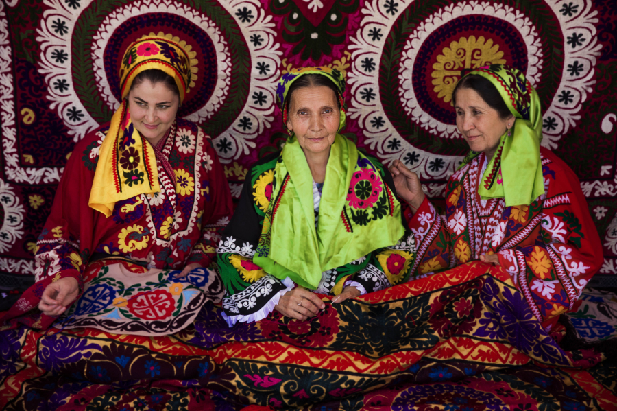 Loại hình thêu Chakan phổ biến ở Tajikistan và nằm trong danh sách Di sản văn hóa phi vật thể của UNESCO.