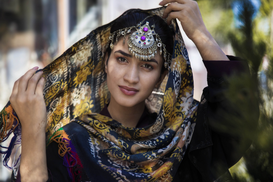 Mahal Wak là một diễn viên, nhà hoạt động người Afghanistan. Cô thích mặc trang phục truyền thống. Ở một đất nước bị chiến tranh tàn phá, vẫn có những người can đảm như Mahal đã chọn ở lại và tin vào một tương lai tốt đẹp hơn.