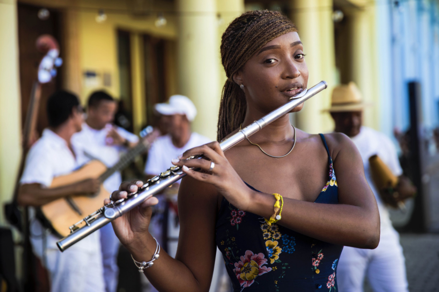 Một người nhạc sĩ trẻ tài năng ở Havana, Cuba. Cô đã học thổi sáo từ năm 8 tuổi và biến nó thành công việc yêu thích của mình để hỗ trợ tài chính cho gia đình.
