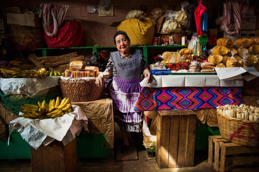 Người phụ nữ ở Antigua, Guatemala này đã mở cửa tiệm tạp hóa được 62 năm nay.