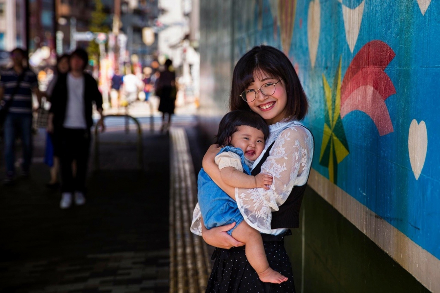 Shiori và con gái bảy tháng tuổi của cô, Kanade, bắt đầu một ngày mới tại Ebisu, Tokyo, Nhật Bản.