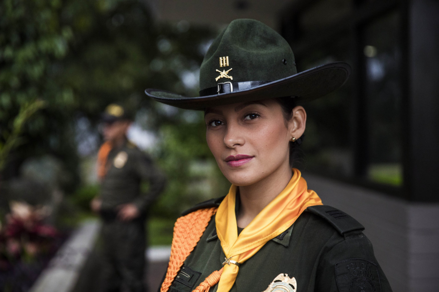 Một Đại úy cảnh sát Colombia. Trải qua mất mát trong quá khứ, cô đã quyết định trở thành cảnh sát để chiến đấu cho hòa bình và công lý.