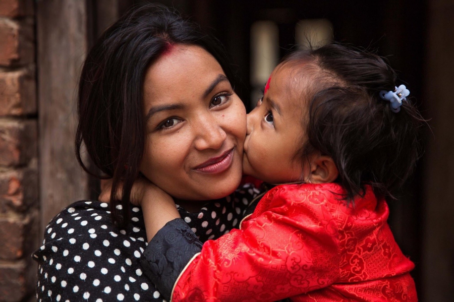 Khoảnh khắc ngọt ngào của hai mẹ con ở Kathmandu, Nepal.