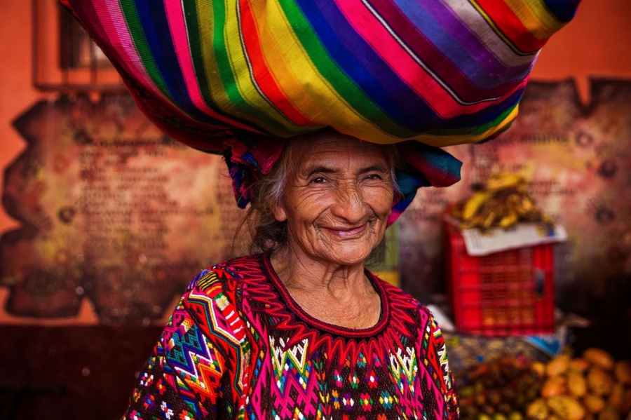 Một người phụ nữ ở Chichicastenango, Guatemala.