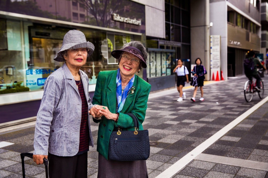 Hai người bạn thân Sasaki và Tachibana đi dạo trên một con phố ở Kyoto, Nhật Bản.