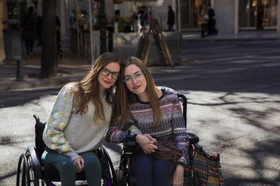 Marina and Elena là hai người bạn tri kỉ kể từ khi học đại học. Bức ảnh chụp trên một con phố ở Valencia, Tây Ban Nha.