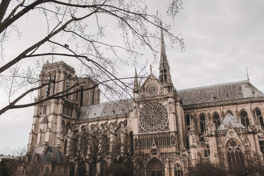 Nhà thờ Đức Bà - biểu tượng của Pháp được nhiều người trên thế giới biết đến qua tác phẩm văn học 