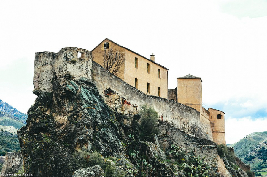 Thành cổ ở thị trấn Corte ở Corsica