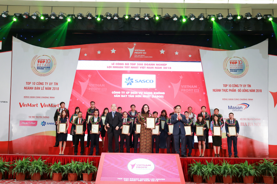 Bà Nguyễn Minh Ngọc, Phó Tổng Giám đốc SASCO nhận Giải thưởng TOP 500 Doanh nghiệp có lợi nhuận tốt nhất Việt Nam năm 2018