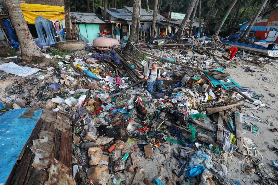 Qủy Cốc Tử chụp hình giữa bãi rác tại đảo Nam Du