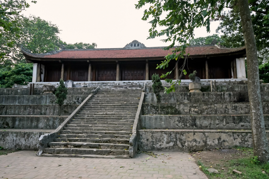 Sân trên của chùa với sập đá hình chữ nhật có nhiều hoa văn tinh xảo. (Nguồn: Lê Bích)