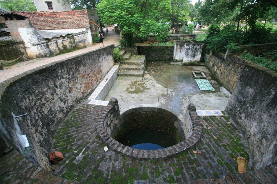 Giếng cổ bên hông chùa Trăm Gian. Xung quanh chùa Trăm Gian có rất nhiều giếng cổ và người dân ở đây vẫn lấy nước từ những giếng này để sử dụng hàng ngày. (Nguồn: Lê Bích)