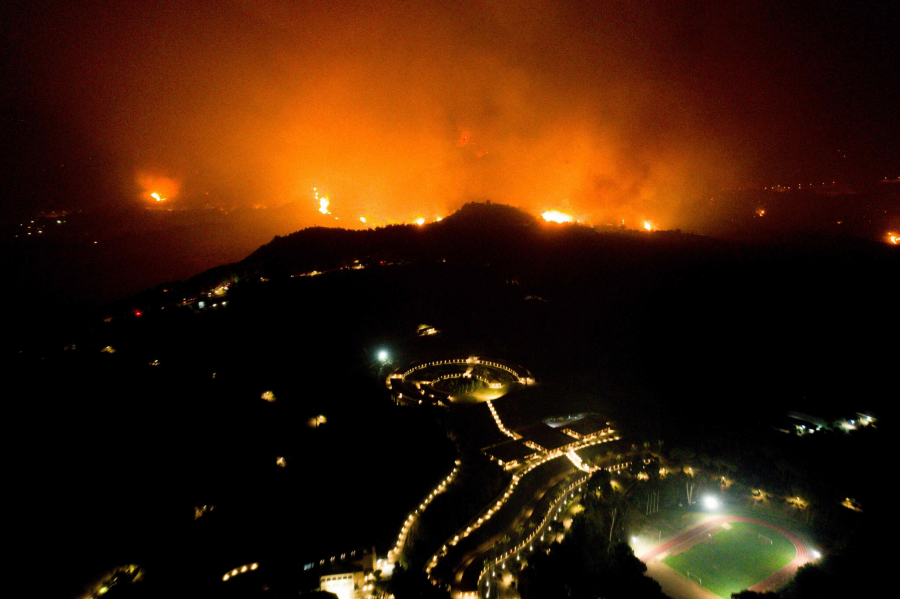 Một trận cháy rừng lan đến gần Học viện Olympic tại Olympia, Hy Lạp. Để bảo vệ nơi khai sinh của Thế vận hội Olympic, chính quyền địa phương và quân đội đã đào một đai phòng lửa xung quanh vùng đất cổ phía nam Hy Lạp này để ngăn đám cháy. (Ảnh: Eurokinissi, Agence France-Presse - Getty Images Images)
