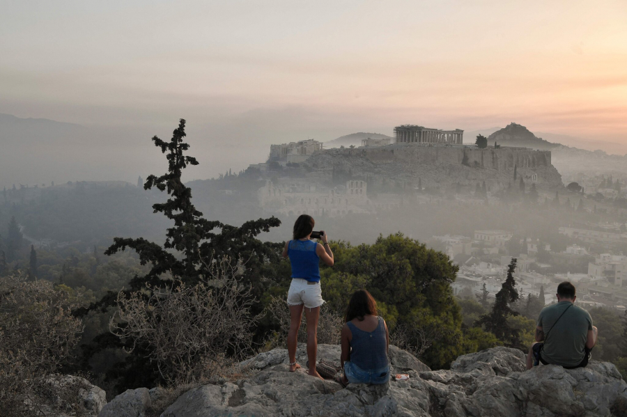 Bức ảnh thành cổ Acropolis chìm trong khói bụi giữa lòng Athens. Khách du lịch đến thăm thủ đô Hy Lạp chỉ thấy khói phủ dày đặc như những bức màn lơ lửng trên những di sản của thành phố. (Ảnh: Louisa Gouliamaki/Agence France-Presse - Getty Images)