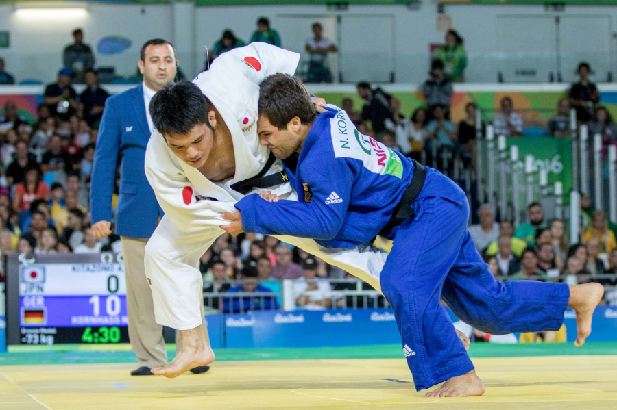 VĐV judo Nhật Bản Aramitsu Kitazono (trái), người đang bị thương do vụ tai nạn - Ảnh: AFP.