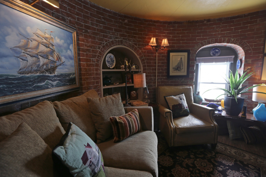 Phòng khách ấm cúng bên trong Hải đăng Borden Flats cho khách nghỉ qua đêm - Ảnh: Barry Chin, The Boston Globe/Getty images
