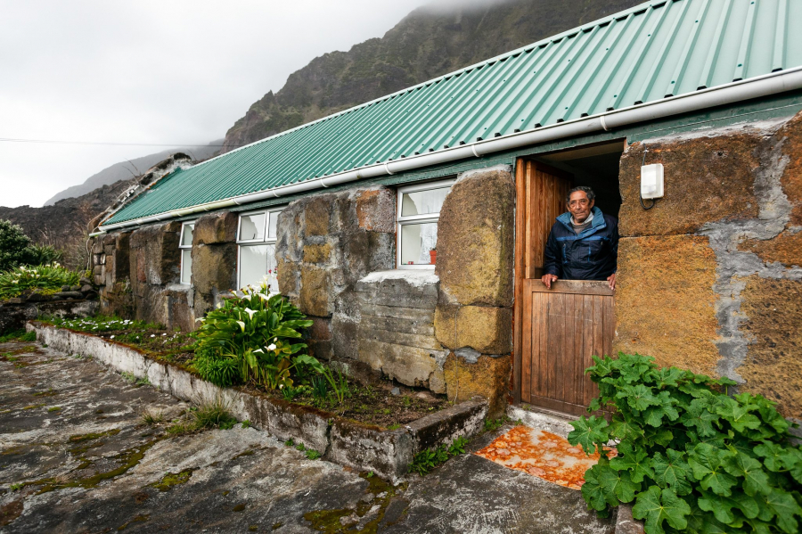 Một ngôi nhà Tristan truyền thống, sử dụng đá núi lửa mềm từ một mỏ đá địa phương làm vật liệu xây dựng chống gió và lạnh New Zealand. Kiểu nhà này có ở Tristan từ thế kỷ 19.