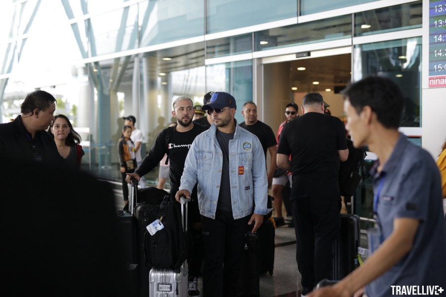 Nam ca sĩ Luis Fonsi cùng ekip đã tới sân bay chuẩn bị cho lễ hội âm nhạc Cocofest 2018